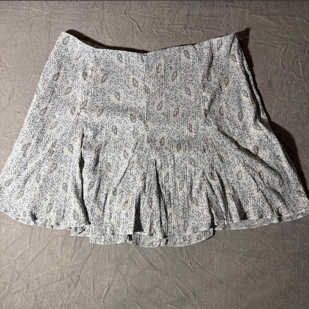 H&M Light Gray A-Line Skirt with Floral Design